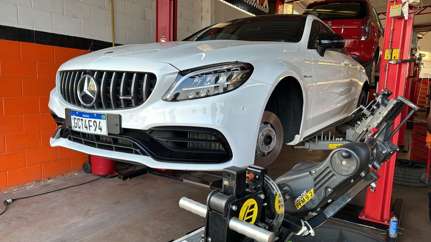 Mercedes-AMG no elevador para alinhamento