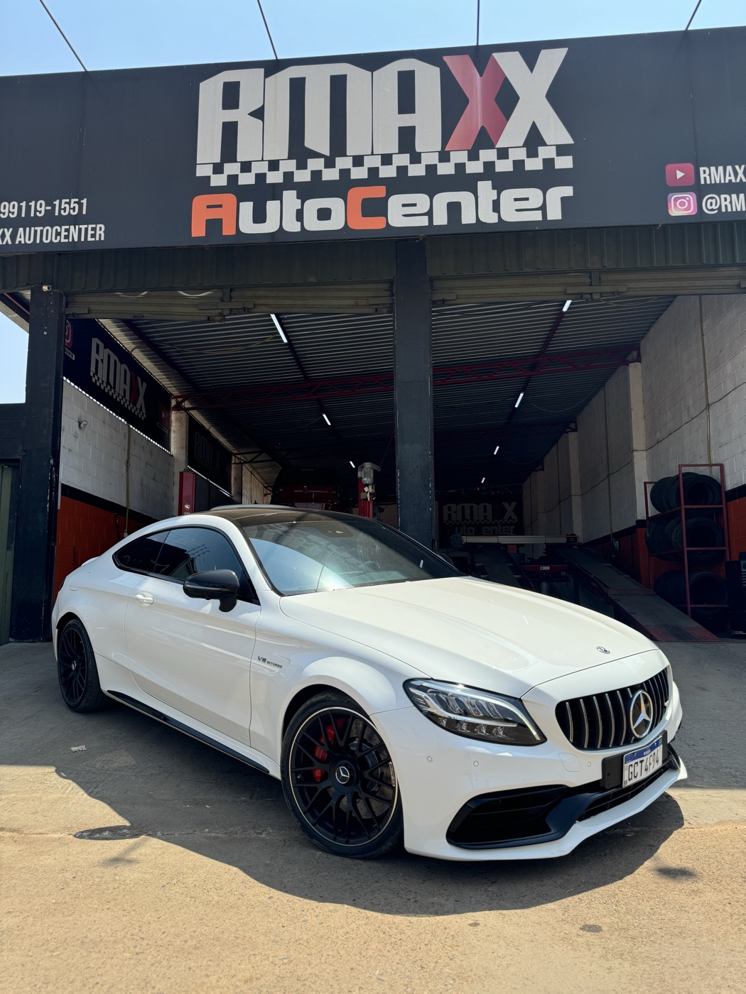 Mercedes-AMG na fachada da RMAXX Auto Center