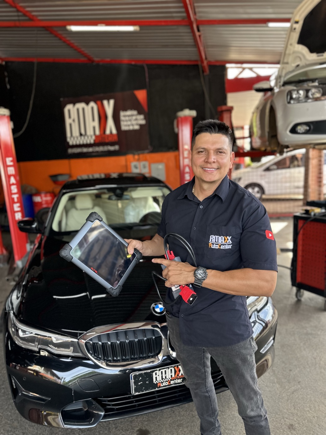 Profissional da RMAXX realizando diagnóstico computadorizado